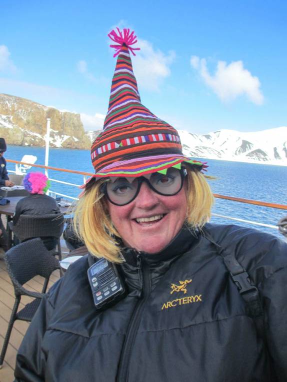 A neozelandesa Cheli, nossa líder de expedição, no almoço festivo de chapéus criativos no deck do Sea Spirit, na baía de Deception Island, na Antártida